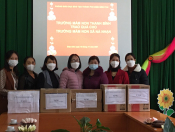 MN Thanh Trường và MN Thanh Bình TP ĐBP tặng quà  MN xã Nà Nhạn